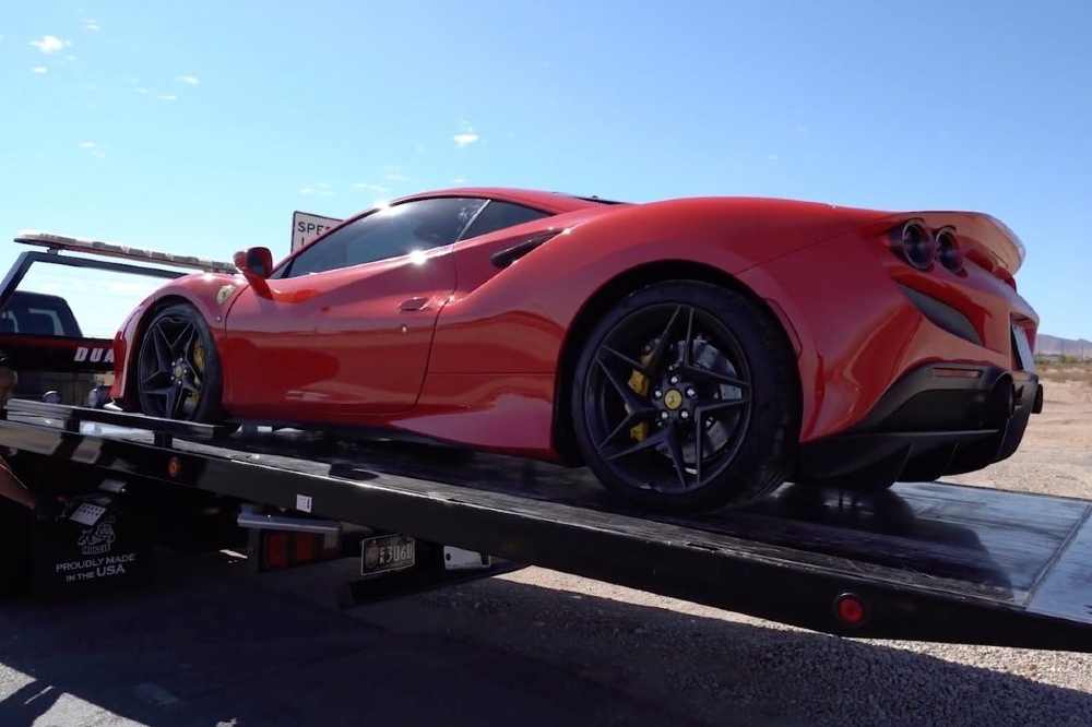 No momento você está vendo Homem dá perda total em Ferrari na primeira locação do carro.